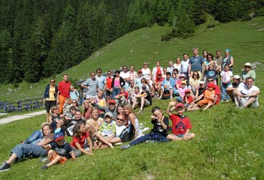 Die große Gruppe auf der Wiese