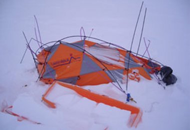 Auch zerstörte Zelte im oberen Camp