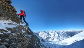 Am ersten Pfeiler des Pfaffenbichl Klettersteiges
