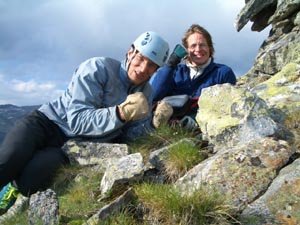 Die beiden Erstbesteiger glücklich am Gipfel!