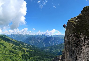 Steile Kante am 2-Länder Klettersteig an der Kanzelwand bei Obersdorf