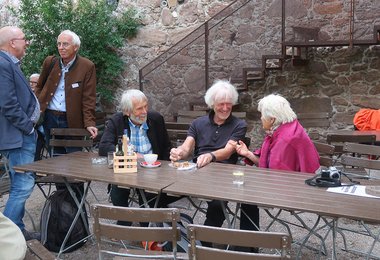 Ältere Kletterlegenden genießen die Stimmung auf Schloss Sigmundskron