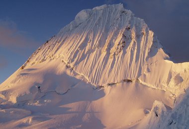Alpamayo Gipfleflanke Alpenglühen