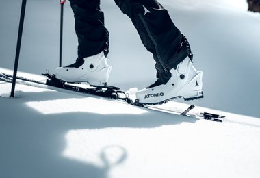 Die Atomic Autoclimb Steighilfe setzt etwas weiter zur Schuhmitte an.