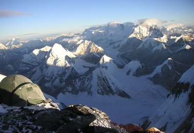 Tiefblick mit Morgenstimmung vom Lager II - der Pumori links und der Cho Oyu weiter rechts