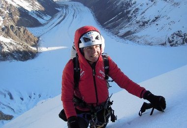 Gerlinde nach einer kalten Biwaknacht auf dem Schneegrat bei sichereren Verhältnissen. Foto © R. Dujmovits
