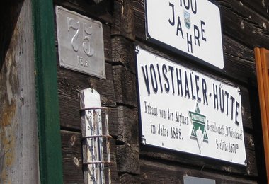 Das gestohlene Schild der Voistalerhütte