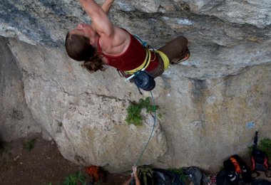 Sarah Seeger in "Red Handed" (9+/10-) an der Ringlerwand © Marmot / Holger Heuber