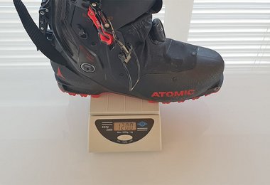 Unser Atomic Backland Carbon Skitourenschuh in 28/28,5 wiegt genau 1200 Gramm