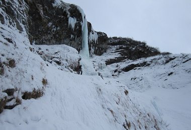 Spiel mit dem Feuer - riesen Eissäule