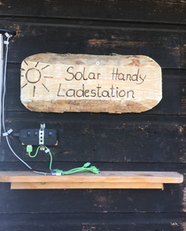Solar-Handy-Ladestation auf der Kleinarler Hütte in den Radstädter Tauern (Foto: Kleinarler Hütte)