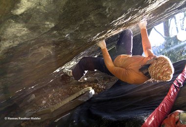 Barbara Raudner bouldert Hobbygärtner Fb 7c+ bloc