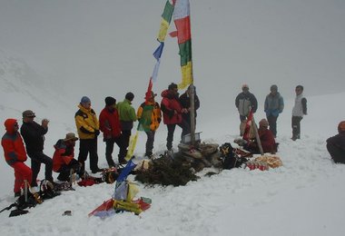 Andächtige Stille zur Puja im Nebel