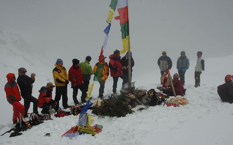 Andächtige Stille zur Puja im Nebel