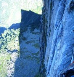 Der morgendliche Schatten der Grüblwand fälltin den im Riekengraben!
