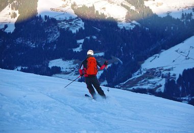 Und bei der Abfahrt steht man stabil genug im Skischuh, es mach Spaß mit dem Backland Carbon Skitourenschuh zu fahren.