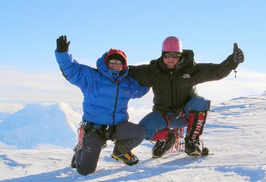 Luis Stitzinger und Josef Lunger (li. nach re.) am Gipfel, im Hintergrund der Mt. Foraker