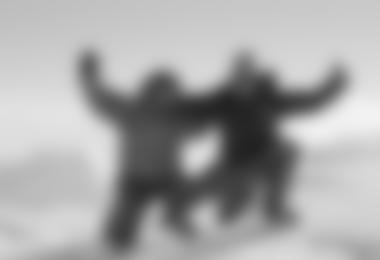 Luis Stitzinger und Josef Lunger (li. nach re.) am Gipfel, im Hintergrund der Mt. Foraker
