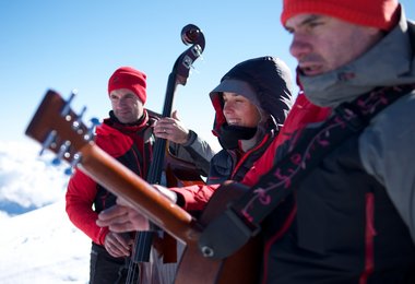 Zaz mit Band auf dem Mont Blanc, Foto © Mammut Jonas Jaeggi