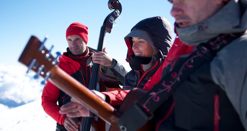 Zaz mit Band auf dem Mont Blanc, Foto © Mammut Jonas Jaeggi