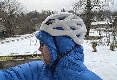 Der Helm lässt sich über der Kapuze, als auch
