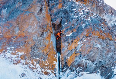 Dani Arnold beim Winter-Klettern am Baikal See (c) Thomas Monsorno