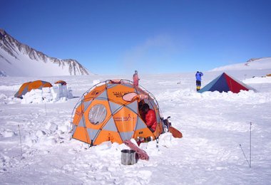 Messzelt von Laserer-alpin im Camp 1 am Branscombgalcier