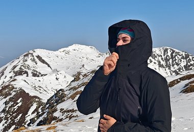 Die Kapuze der Rab Latok Mountain Gore-Tex Pro Jacke ist groß, vielseitig verstellbar und geht auch gut über den Helm!