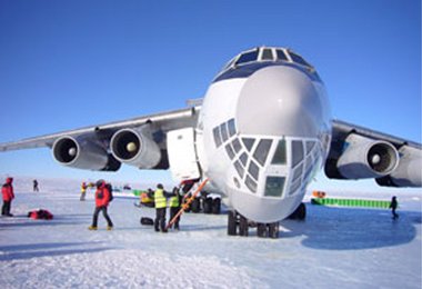 Der Riesenflieger auf dem Eis