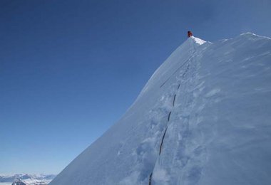 Erstbesteigung - Auf einem Gipfel zu stehen, in der klaren arktischen Luft