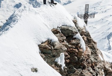 Dani Arnold am Matterhorn Gipfel (c) visualimpact.ch/Christian Gisi