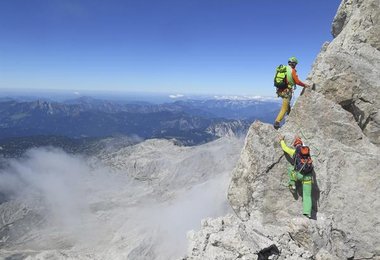 Heli Putz und Christian Amon beim Aufstieg über den Windlegergrat. (Fotorechte: © ServusTV)