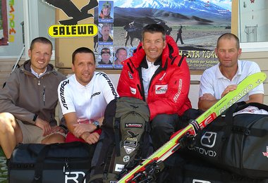 Die Welt ist ein Buch. Wer nie reist, sieht nur eine Seite davon.
(Vor der Abreise in Saalfelden - Rupert Meikl, Markus Meikl, Sepp Schiefer, Klaus Wagenbichler)