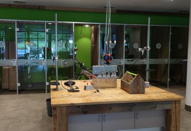 Werkbank mit Werkzeug zur Selbstwartung des Sport-Equipments im Explorer Hotel Hinterstoder