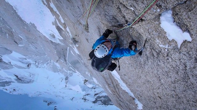 Dani kurz vor dem Stand einer der ausgesetzesten Längen der gesamten Route (c) David Lama