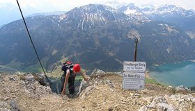 Einstieg - die ersten Meter klettert man abwärts -  Friedberger Klettersteig.