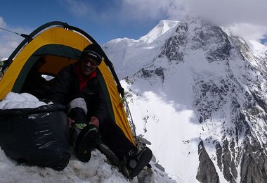 Viel Platz hat es nicht in Lager II – im Hintergrund der Broad Peak