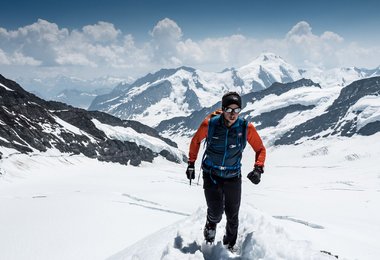 Nicolas Hojac bei seiner Speed-Überschreitung von Jungfrau, Mönch und Eiger. (Foto: Daniel Bleuer)