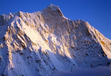 Jannu Westgrat (re. zwischen Sonne u. Schatten) © Valery Babanov