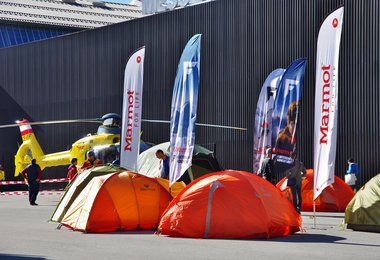 Vor dem Messegelände stand ein Hubschrauber und man konnte die neuesten Zelte bewundern.