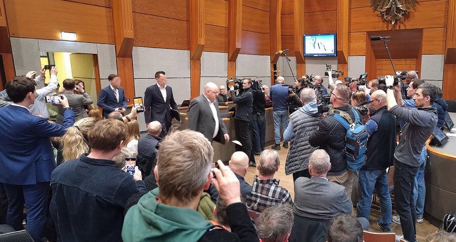 Der Angeklagte Thomas P. betritt hinter seinen beiden Verteidigern unter enormen Medieninteresse den Gerichtssaal