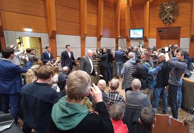 Der Angeklagte Thomas P. betritt hinter seinen beiden Verteidigern unter enormen Medieninteresse den Gerichtssaal