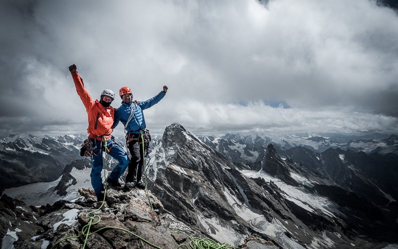 Stephan Siegrist und Dres Abegglen auf dem Gipfel des Tupendeo 5700 M.ü.M.  photo: visualimpact.ch | Thomas Senf  