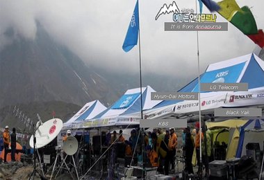 Mediencenter der Koreaner im Annapurna BC © Al Filo de lo Imposible/TVE