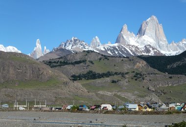 EL Chalten, im Hintergrund Cerro Torre, Aguja de Poincenot und der Fitz Roy