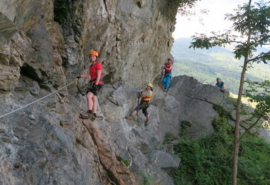 Mehrere Generationen am Klettersteig "Burg Heinfels"