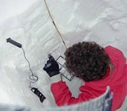 Dr. Alexander Podesser beim Schneeprofil graben