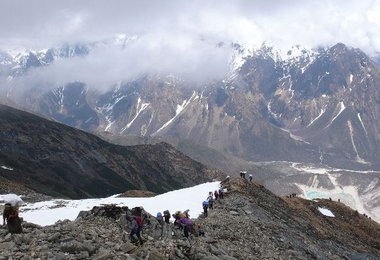 Dieses Jahr ist der Moränenrücken auf dem Weg zum Manaslu BC fast schneefrei