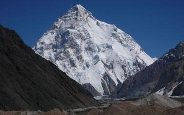 Der K2 mit 8611 m der schwierigste Achttausender war 2010 Schauplatz von Niederlagen und Lügen © Ralf Dujmovits www.amical.de