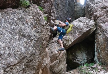 Am Klettersteig mit der Transalper Weste